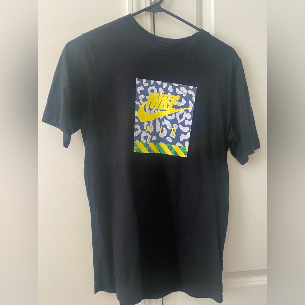 Nike kids t-shirt size XL. Only worn 1 time.